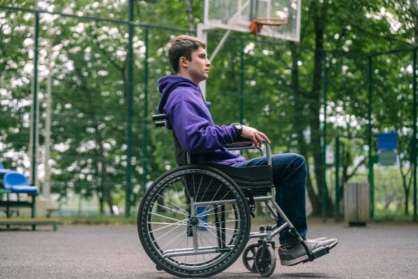 Quelle est la largeur d'un fauteuil roulant standard ? Votre guide