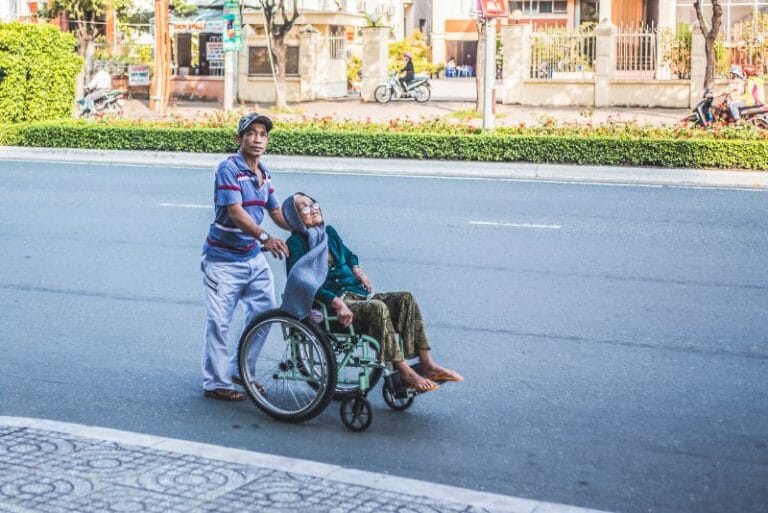 Quelle est la largeur d'un fauteuil roulant standard | Yveelt Médical